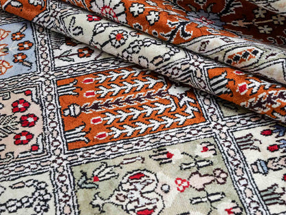 Feiner, handgeknüpfter, chinesischer Orientteppich mit Ghom Design aus Kunstseide, braun, multicolor. 268x181 cm. Verkauf durch Jupiter Intl.
