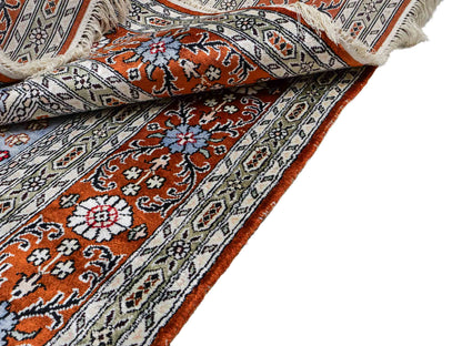 Feiner, handgeknüpfter, chinesischer Orientteppich mit Ghom Design aus Kunstseide, braun, multicolor. 268x181 cm. Verkauf durch Jupiter Intl.