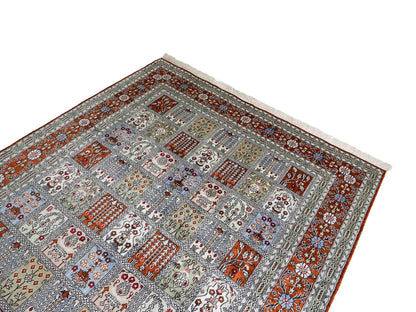 Feiner, handgeknüpfter, chinesischer Orientteppich mit Ghom Design aus Kunstseide, braun, multicolor. 268x181 cm. Verkauf durch Jupiter Intl.
