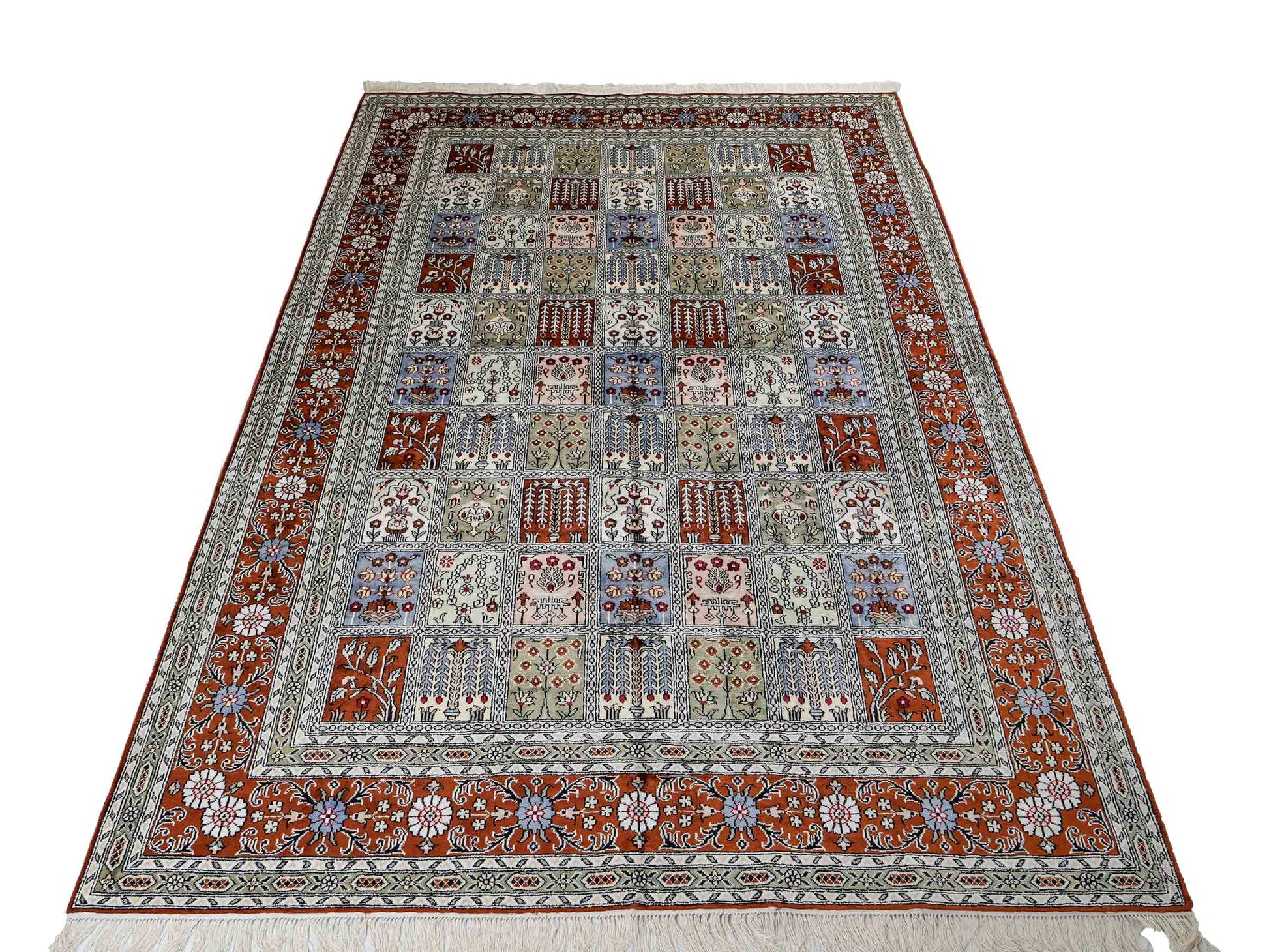 Feiner, handgeknüpfter, chinesischer Orientteppich mit Ghom Design aus Kunstseide, braun, multicolor. 268x181 cm. Verkauf durch Jupiter Intl.