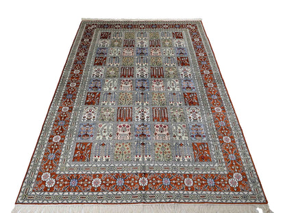 Feiner, handgeknüpfter, chinesischer Orientteppich mit Ghom Design aus Kunstseide, braun, multicolor. 268x181 cm. Verkauf durch Jupiter Intl.