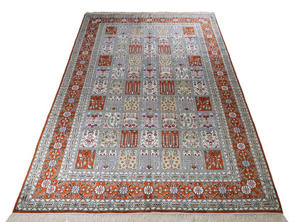 Feiner, handgeknüpfter, chinesischer Orientteppich mit Ghom Design aus Kunstseide, braun, multicolor. 268x181 cm. Verkauf durch Jupiter Intl.