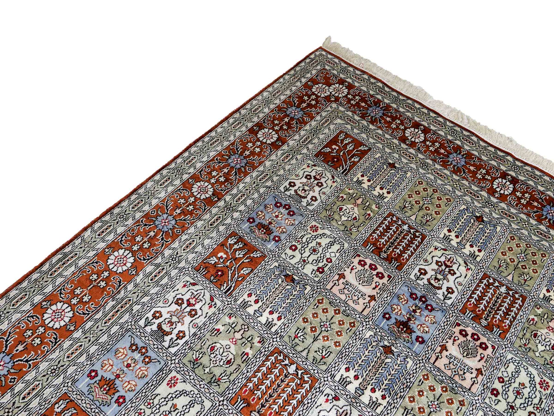 Feiner, handgeknüpfter, chinesischer Orientteppich mit Ghom Design aus Kunstseide, braun, multicolor. 268x181 cm. Verkauf durch Jupiter Intl.