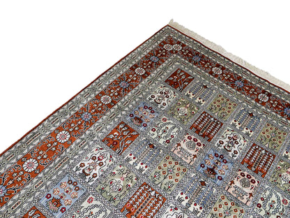 Feiner, handgeknüpfter, chinesischer Orientteppich mit Ghom Design aus Kunstseide, braun, multicolor. 268x181 cm. Verkauf durch Jupiter Intl.