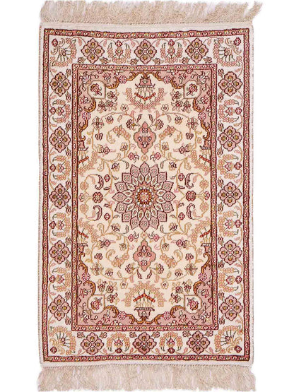 Feiner, handgeknüpfter, chinesischer Orientteppich mit Ghom Design aus Kunstseide, weiß, creme. 88x59 cm. Verkauf durch Jupiter Intl.