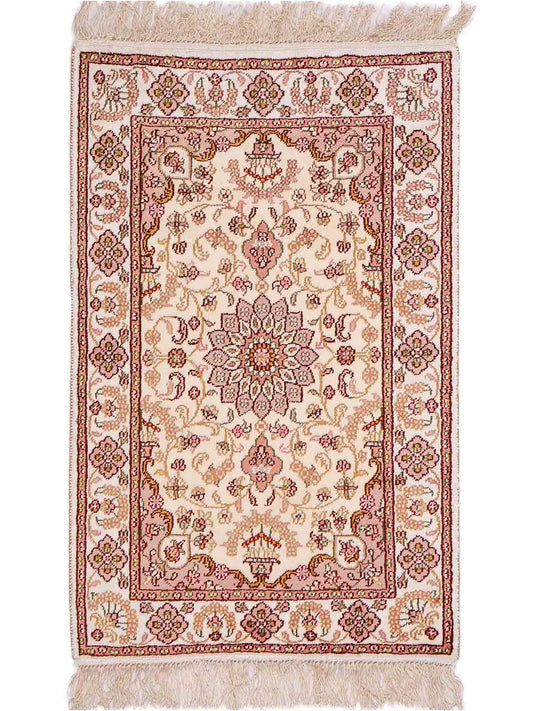 Feiner, handgeknüpfter, chinesischer Orientteppich mit Ghom Design aus Kunstseide, weiß, creme. 88x59 cm. Verkauf durch Jupiter Intl.