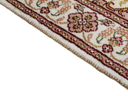 Feiner, handgeknüpfter, chinesischer Orientteppich mit Ghom Design aus Kunstseide, weiß, creme. 88x59 cm. Verkauf durch Jupiter Intl.