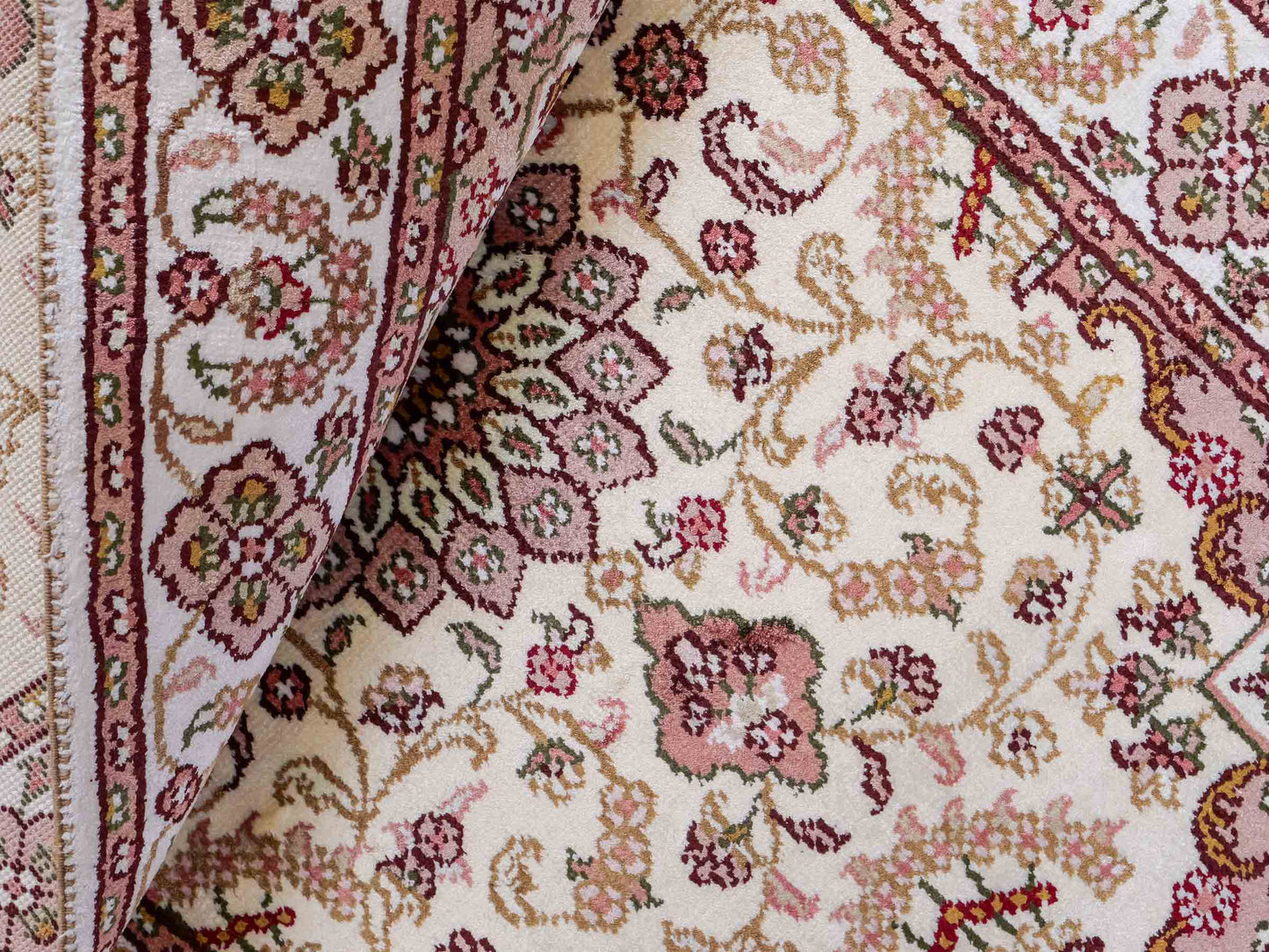 Feiner, handgeknüpfter, chinesischer Orientteppich mit Ghom Design aus Kunstseide, weiß, creme. 88x59 cm. Verkauf durch Jupiter Intl.