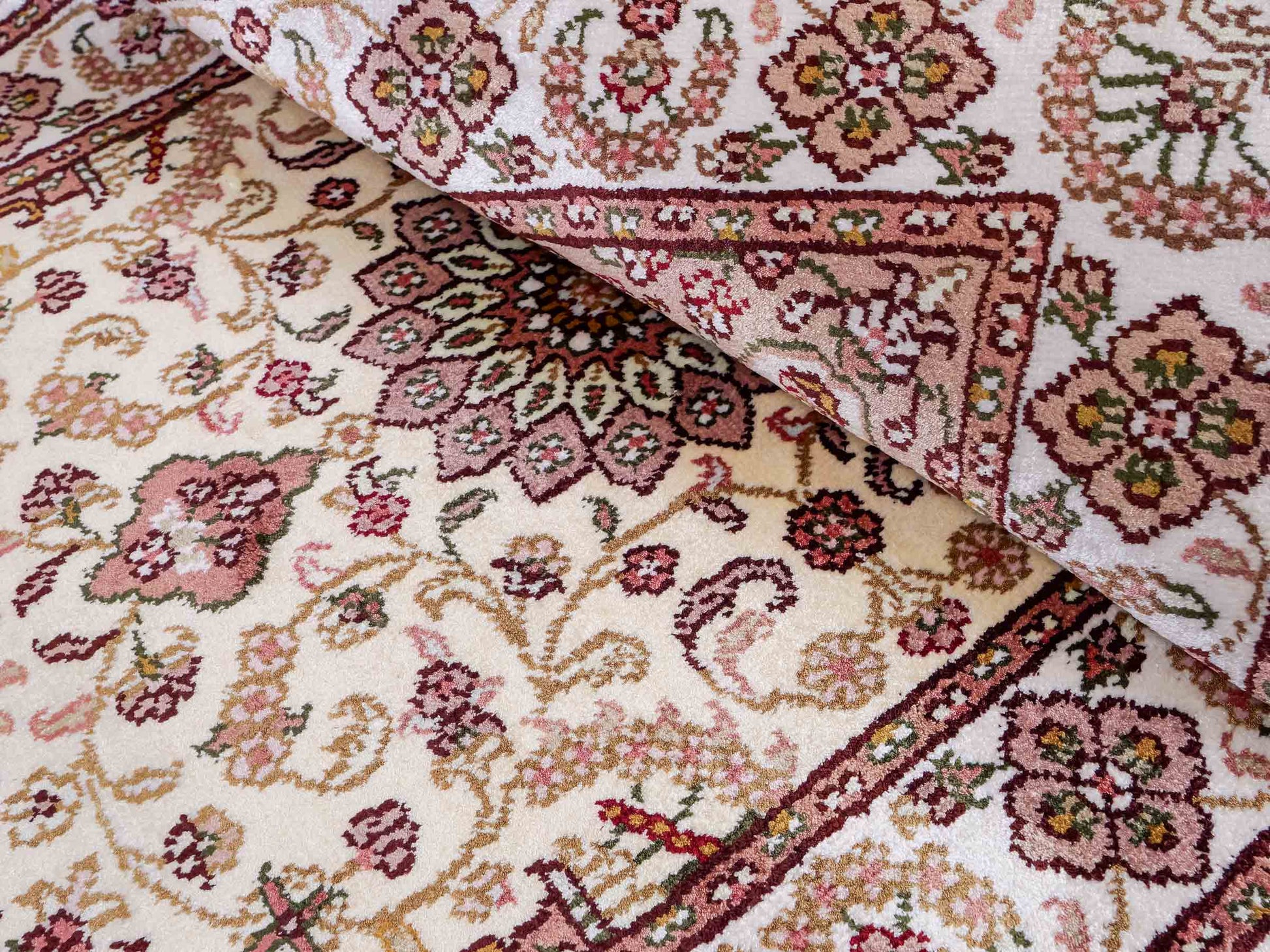 Feiner, handgeknüpfter, chinesischer Orientteppich mit Ghom Design aus Kunstseide, weiß, creme. 88x59 cm. Verkauf durch Jupiter Intl.