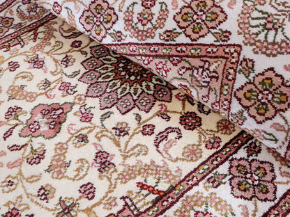 Feiner, handgeknüpfter, chinesischer Orientteppich mit Ghom Design aus Kunstseide, weiß, creme. 88x59 cm. Verkauf durch Jupiter Intl.