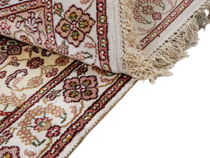 Feiner, handgeknüpfter, chinesischer Orientteppich mit Ghom Design aus Kunstseide, weiß, creme. 88x59 cm. Verkauf durch Jupiter Intl.