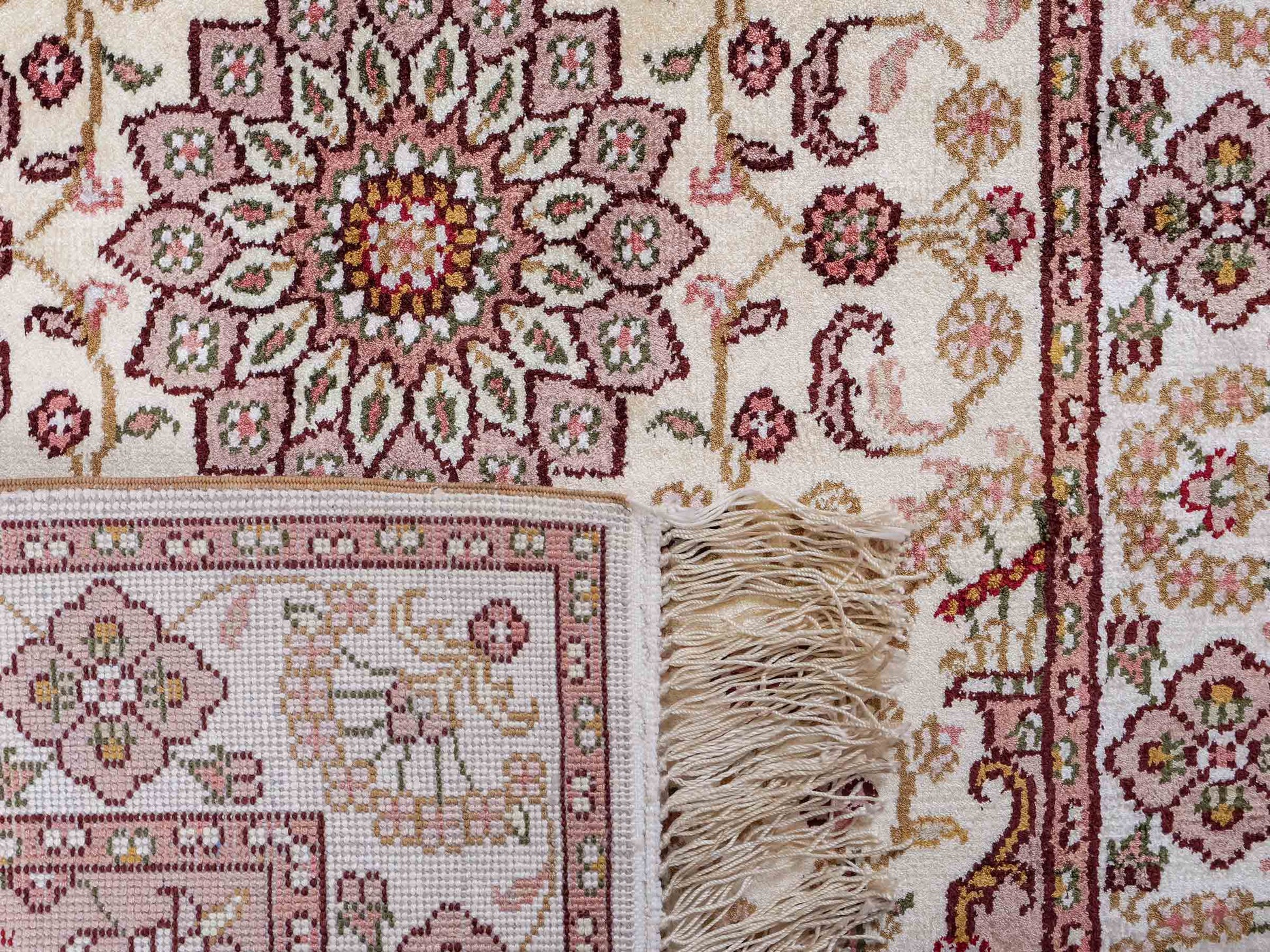 Feiner, handgeknüpfter, chinesischer Orientteppich mit Ghom Design aus Kunstseide, weiß, creme. 88x59 cm. Verkauf durch Jupiter Intl.