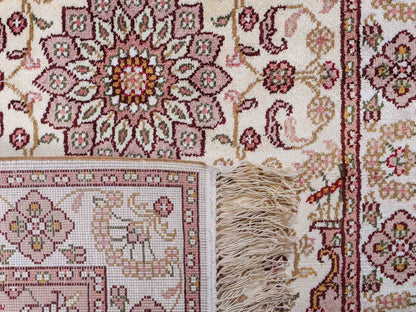 Feiner, handgeknüpfter, chinesischer Orientteppich mit Ghom Design aus Kunstseide, weiß, creme. 88x59 cm. Verkauf durch Jupiter Intl.