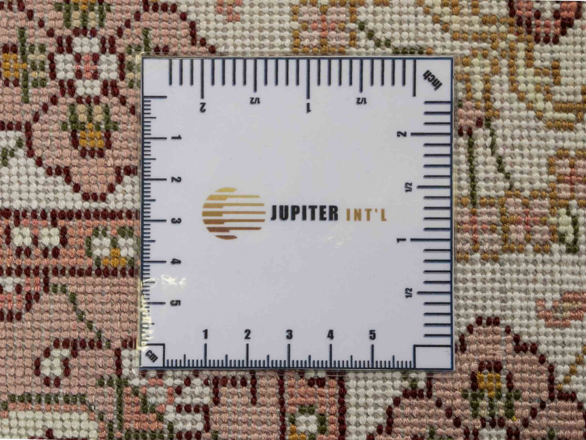 Feiner, handgeknüpfter, chinesischer Orientteppich mit Ghom Design aus Kunstseide, weiß, creme. 88x59 cm. Verkauf durch Jupiter Intl.