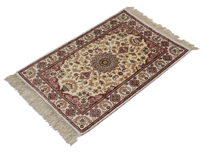 Feiner, handgeknüpfter, chinesischer Orientteppich mit Ghom Design aus Kunstseide, weiß, creme. 88x59 cm. Verkauf durch Jupiter Intl.