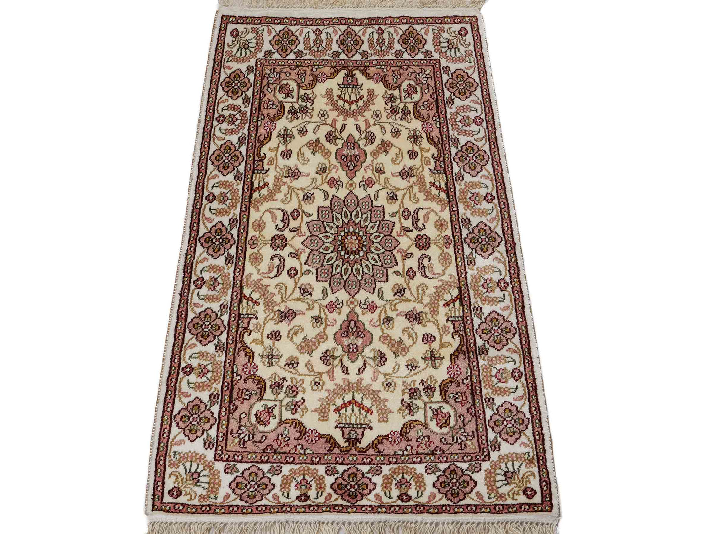 Feiner, handgeknüpfter, chinesischer Orientteppich mit Ghom Design aus Kunstseide, weiß, creme. 88x59 cm. Verkauf durch Jupiter Intl.