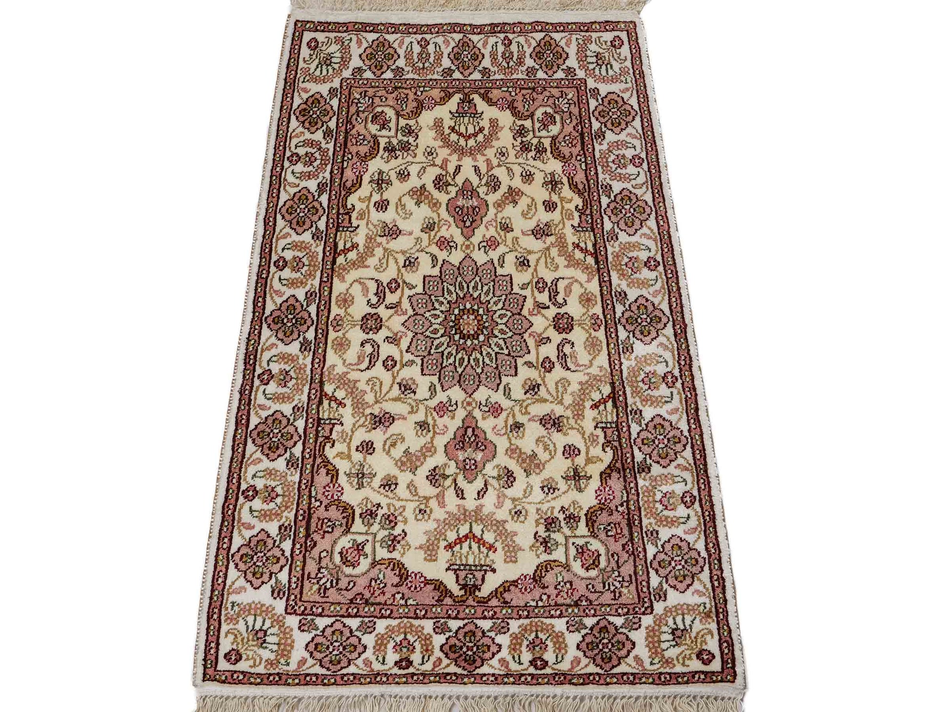 Feiner, handgeknüpfter, chinesischer Orientteppich mit Ghom Design aus Kunstseide, weiß, creme. 88x59 cm. Verkauf durch Jupiter Intl.
