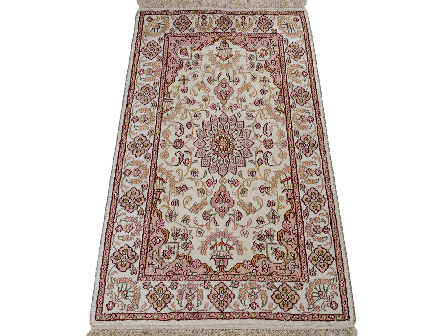 Feiner, handgeknüpfter, chinesischer Orientteppich mit Ghom Design aus Kunstseide, weiß, creme. 88x59 cm. Verkauf durch Jupiter Intl.