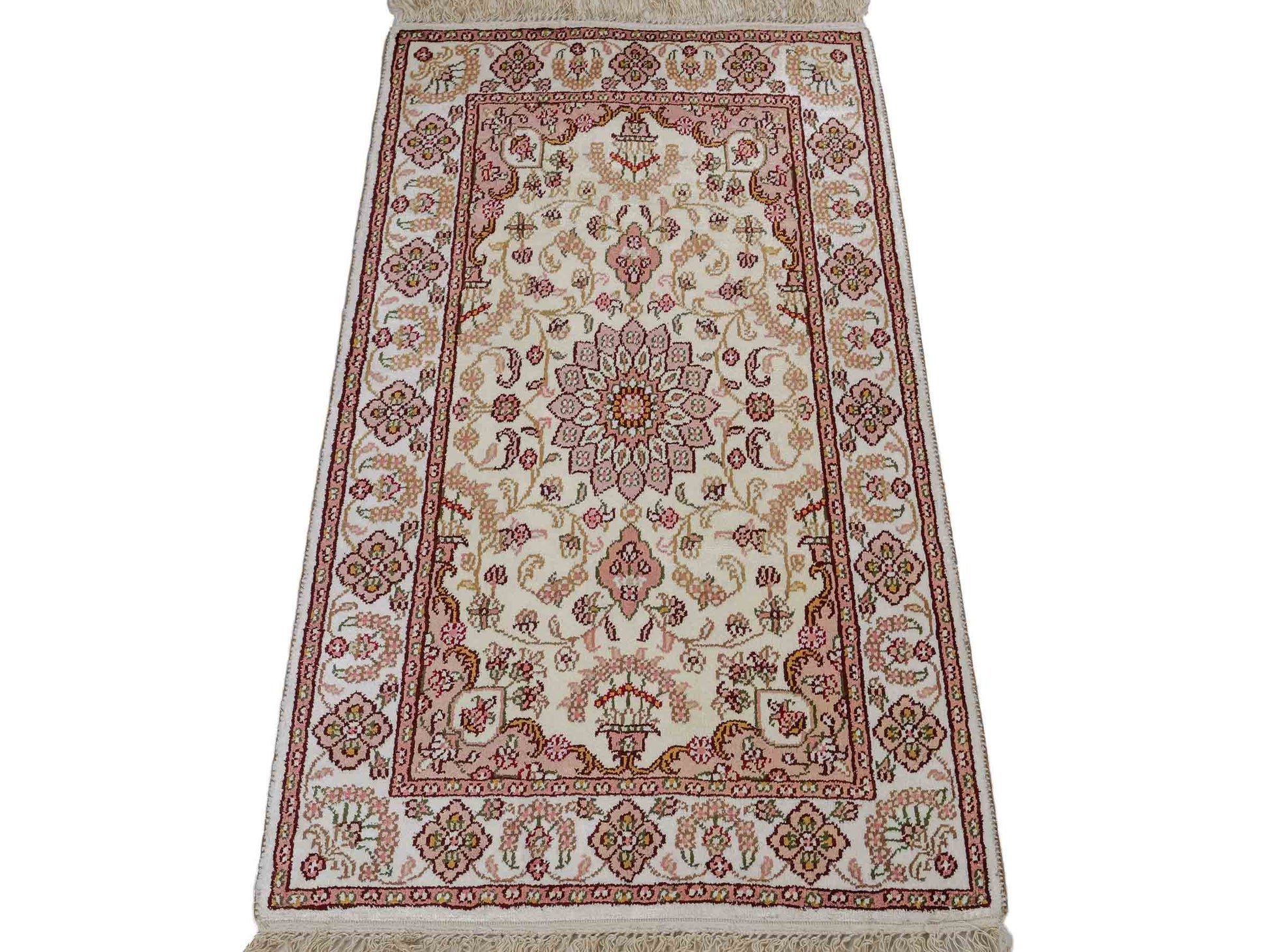 Feiner, handgeknüpfter, chinesischer Orientteppich mit Ghom Design aus Kunstseide, weiß, creme. 88x59 cm. Verkauf durch Jupiter Intl.