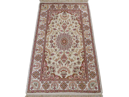 Feiner, handgeknüpfter, chinesischer Orientteppich mit Ghom Design aus Kunstseide, weiß, creme. 88x59 cm. Verkauf durch Jupiter Intl.