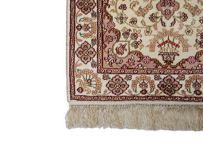 Feiner, handgeknüpfter, chinesischer Orientteppich mit Ghom Design aus Kunstseide, weiß, creme. 88x59 cm. Verkauf durch Jupiter Intl.