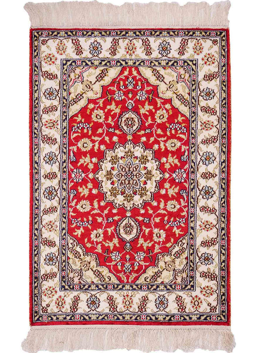 Sehr feiner, handgeknüpfter, chinesischer Orientteppich mit Ghom Design aus Kunstseide, rot, creme, weiß. 89x60 cm. Verkauf durch Jupiter Intl.