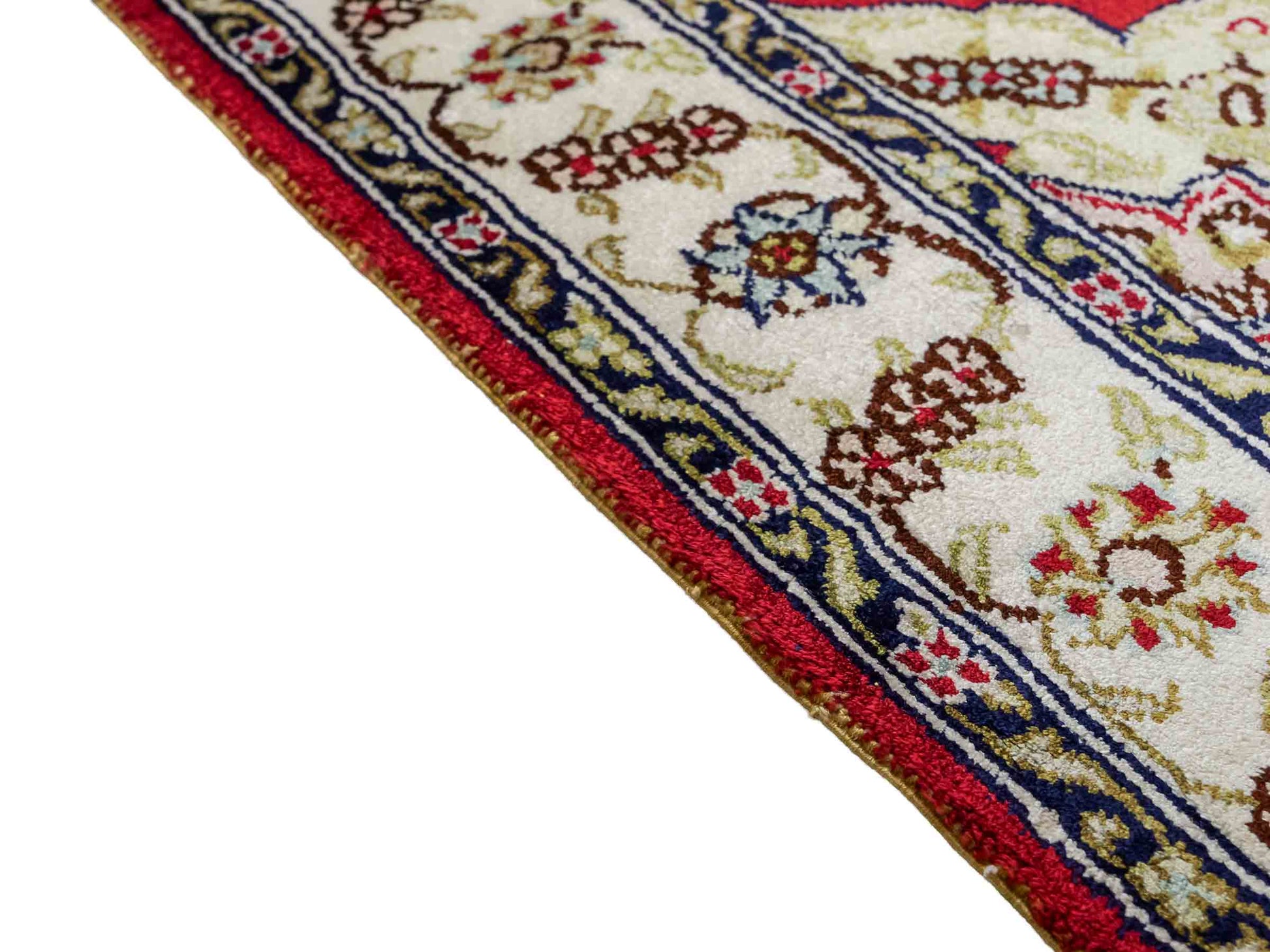 Sehr feiner, handgeknüpfter, chinesischer Orientteppich mit Ghom Design aus Kunstseide, rot, creme, weiß. 89x60 cm. Verkauf durch Jupiter Intl.