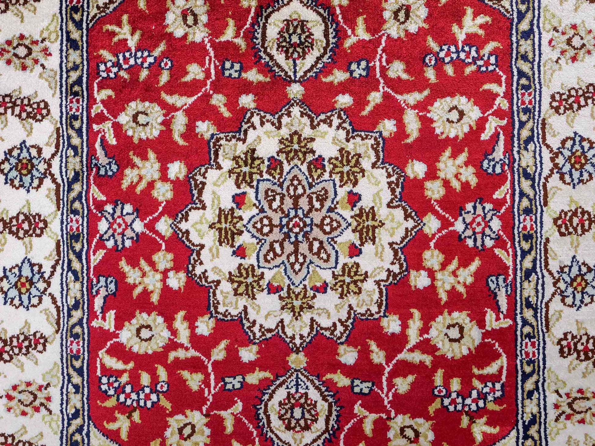 Sehr feiner, handgeknüpfter, chinesischer Orientteppich mit Ghom Design aus Kunstseide, rot, creme, weiß. 89x60 cm. Verkauf durch Jupiter Intl.
