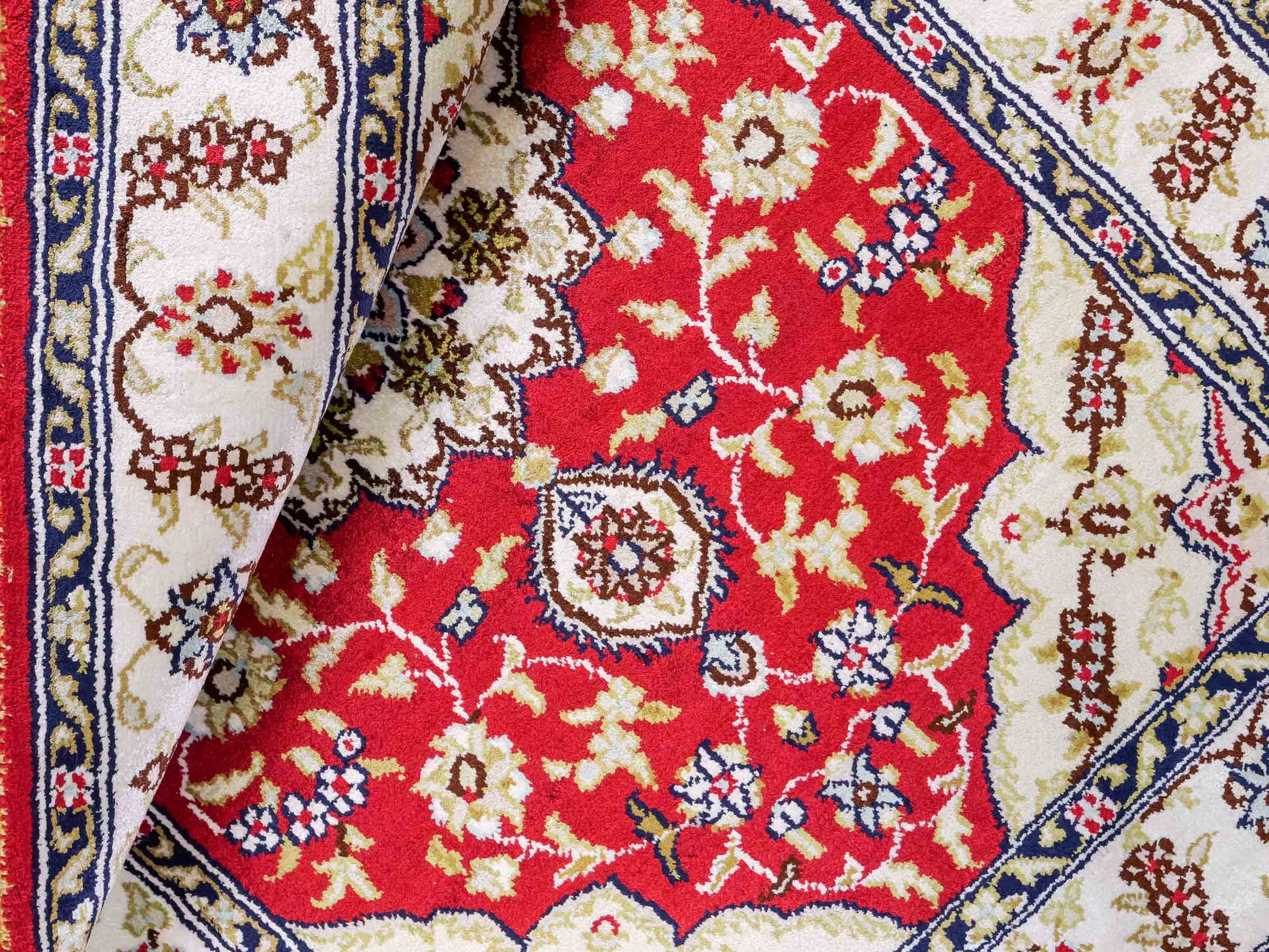 Sehr feiner, handgeknüpfter, chinesischer Orientteppich mit Ghom Design aus Kunstseide, rot, creme, weiß. 89x60 cm. Verkauf durch Jupiter Intl.