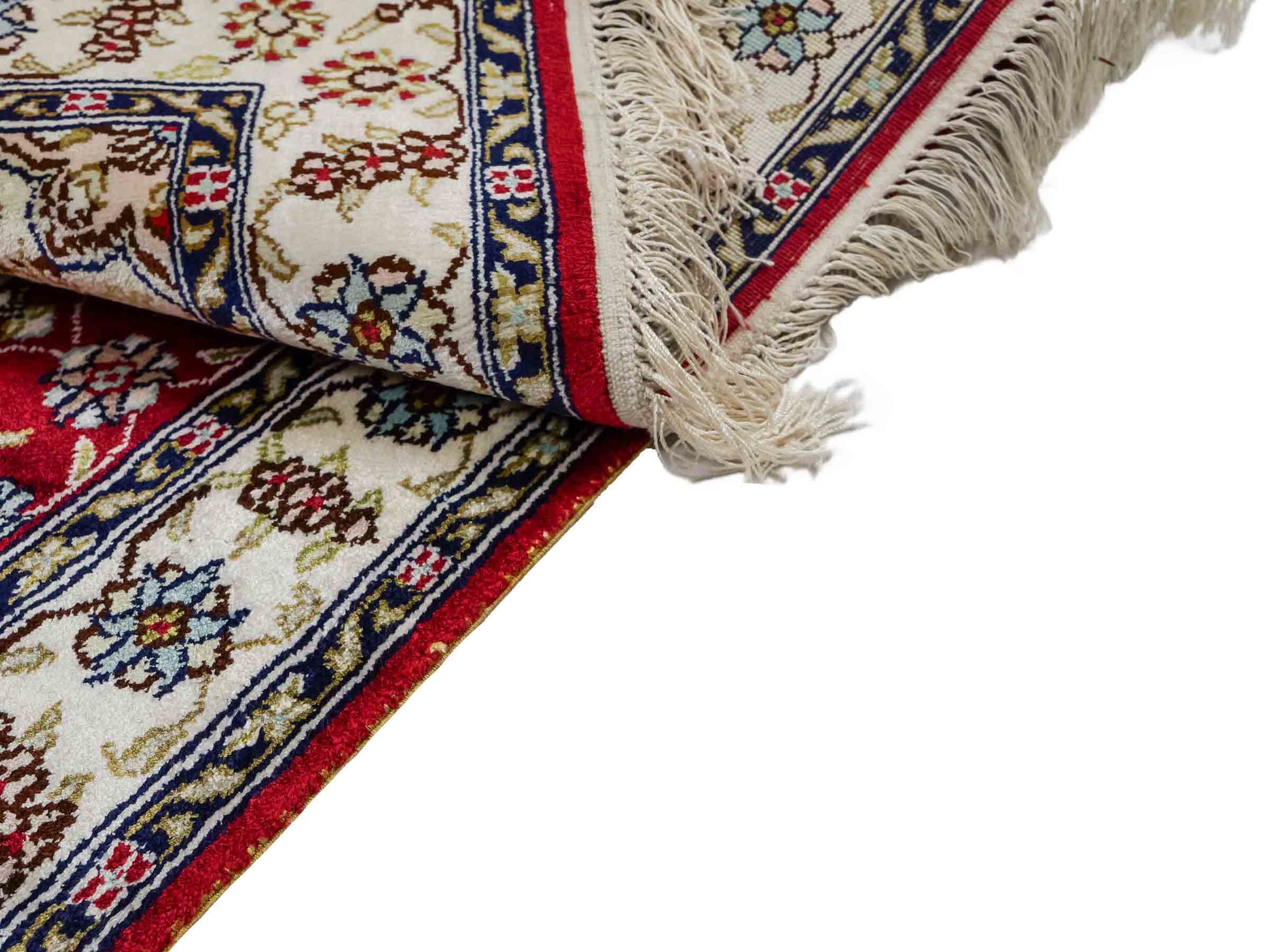 Sehr feiner, handgeknüpfter, chinesischer Orientteppich mit Ghom Design aus Kunstseide, rot, creme, weiß. 89x60 cm. Verkauf durch Jupiter Intl.