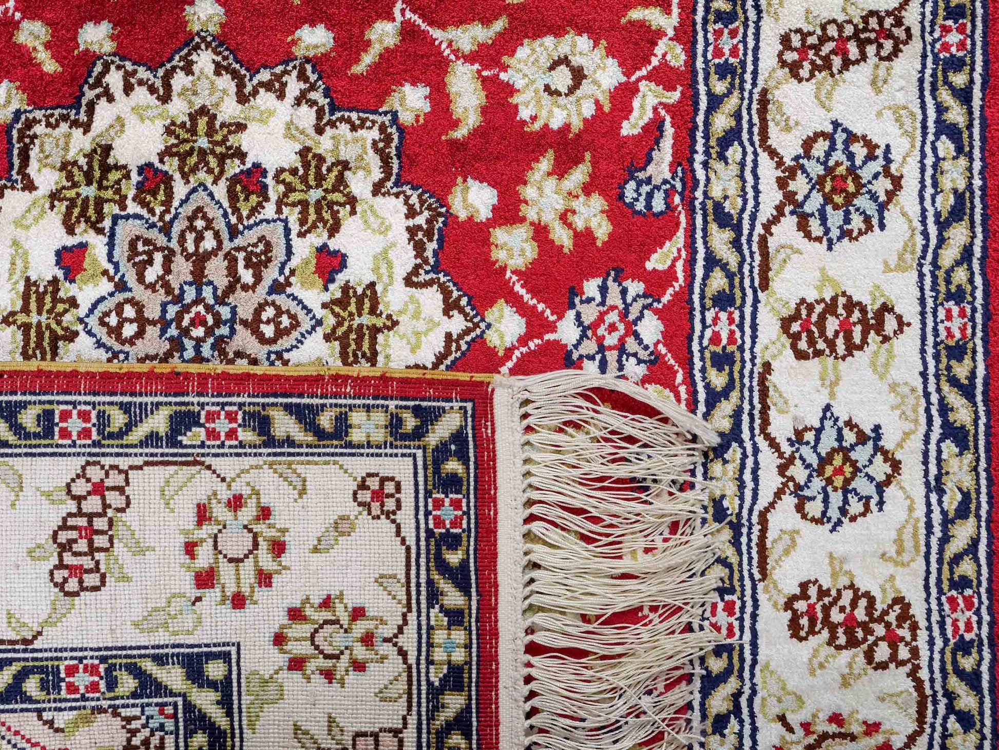 Sehr feiner, handgeknüpfter, chinesischer Orientteppich mit Ghom Design aus Kunstseide, rot, creme, weiß. 89x60 cm. Verkauf durch Jupiter Intl.