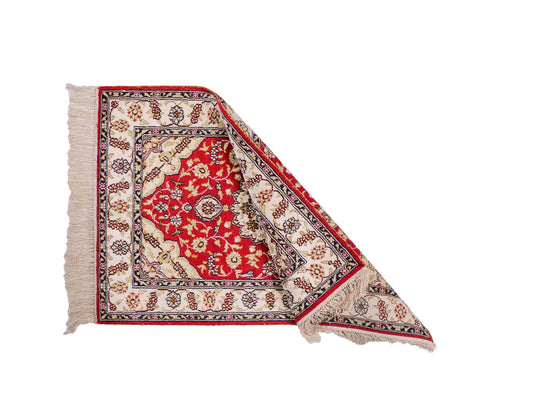 Sehr feiner, handgeknüpfter, chinesischer Orientteppich mit Ghom Design aus Kunstseide, rot, creme, weiß. 89x60 cm. Verkauf durch Jupiter Intl.