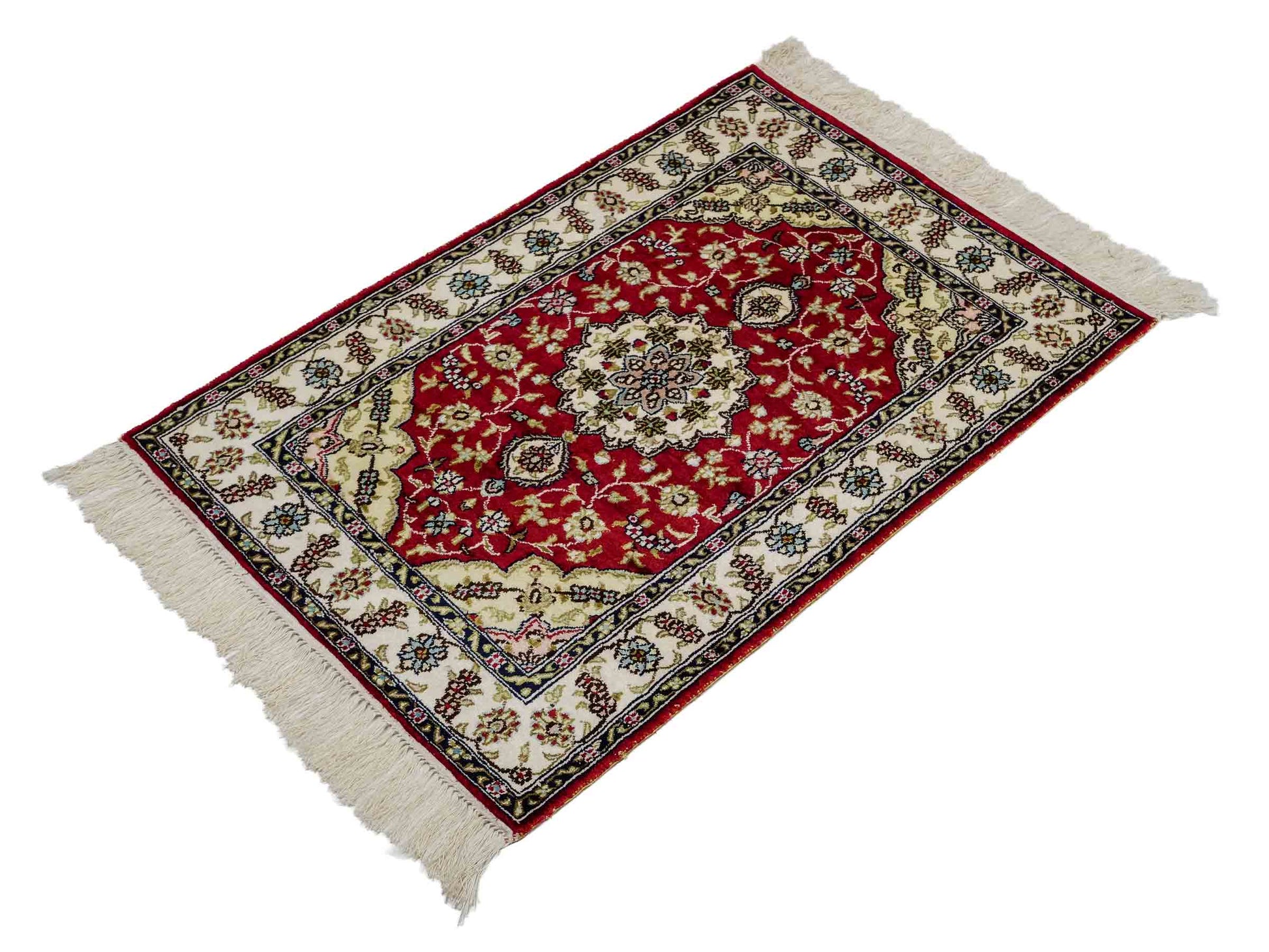 Sehr feiner, handgeknüpfter, chinesischer Orientteppich mit Ghom Design aus Kunstseide, rot, creme, weiß. 89x60 cm. Verkauf durch Jupiter Intl.