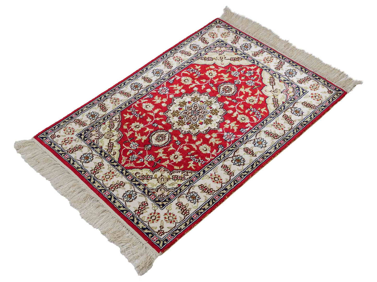 Sehr feiner, handgeknüpfter, chinesischer Orientteppich mit Ghom Design aus Kunstseide, rot, creme, weiß. 89x60 cm. Verkauf durch Jupiter Intl.