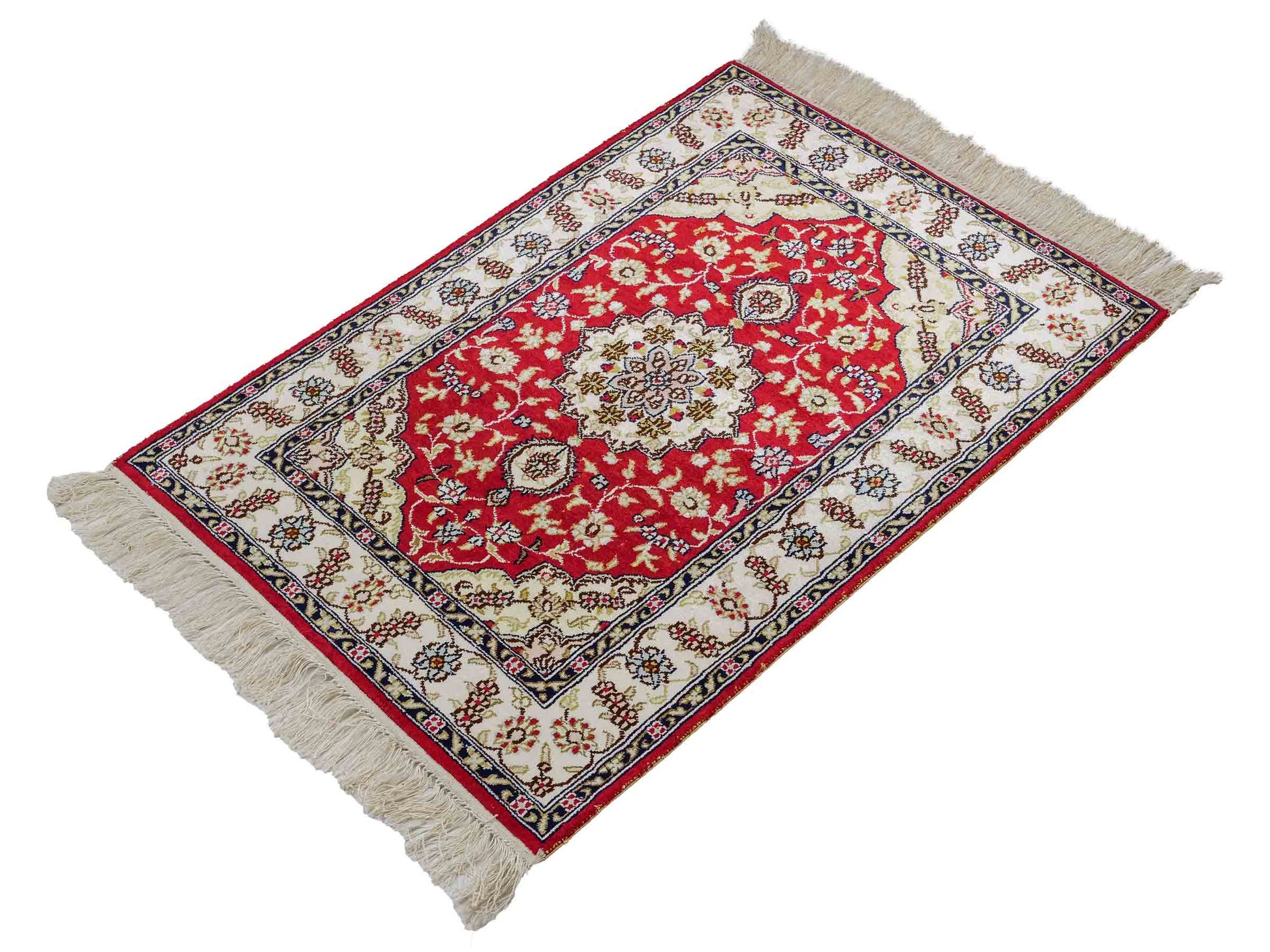 Sehr feiner, handgeknüpfter, chinesischer Orientteppich mit Ghom Design aus Kunstseide, rot, creme, weiß. 89x60 cm. Verkauf durch Jupiter Intl.