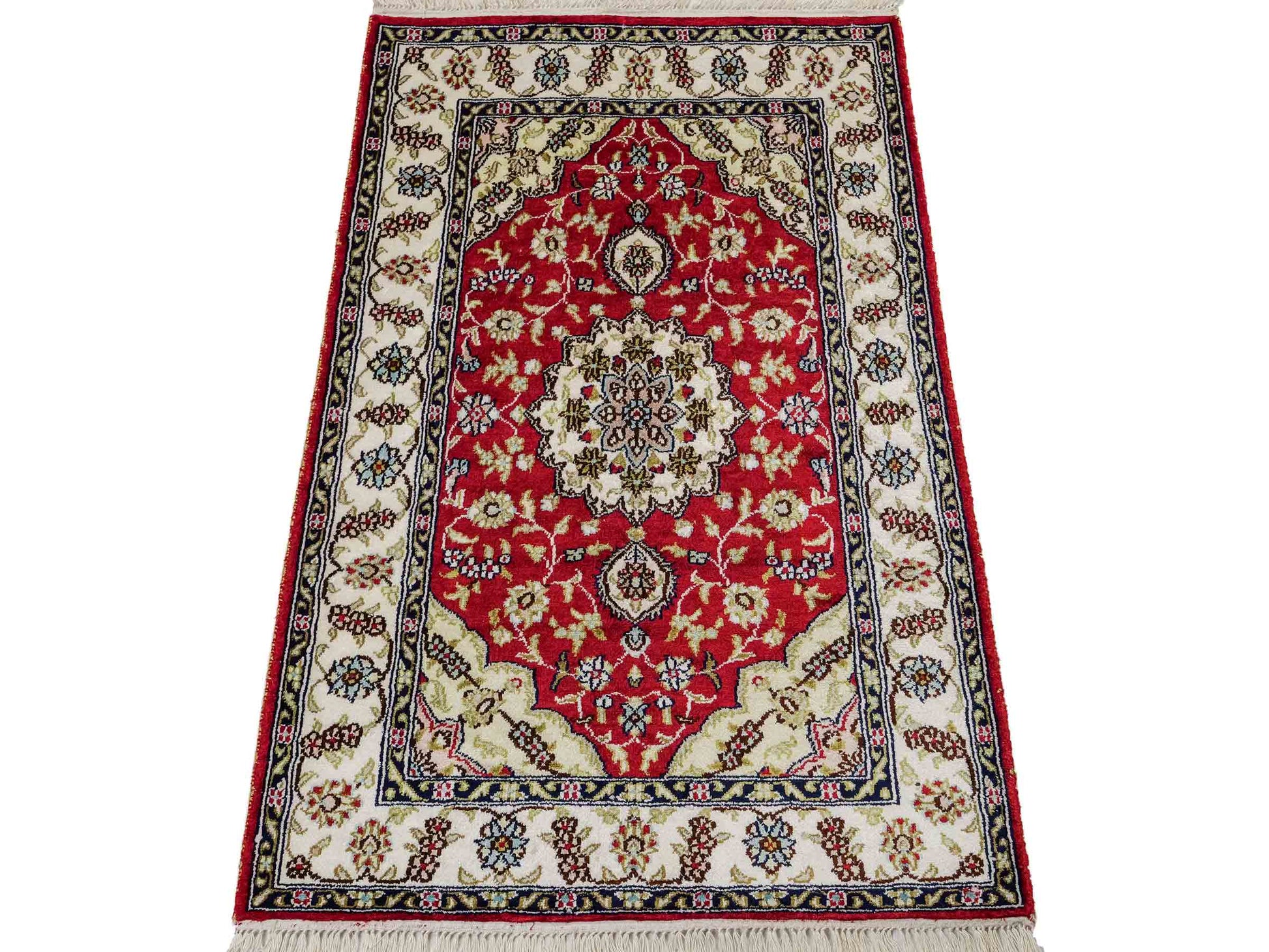 Sehr feiner, handgeknüpfter, chinesischer Orientteppich mit Ghom Design aus Kunstseide, rot, creme, weiß. 89x60 cm. Verkauf durch Jupiter Intl.