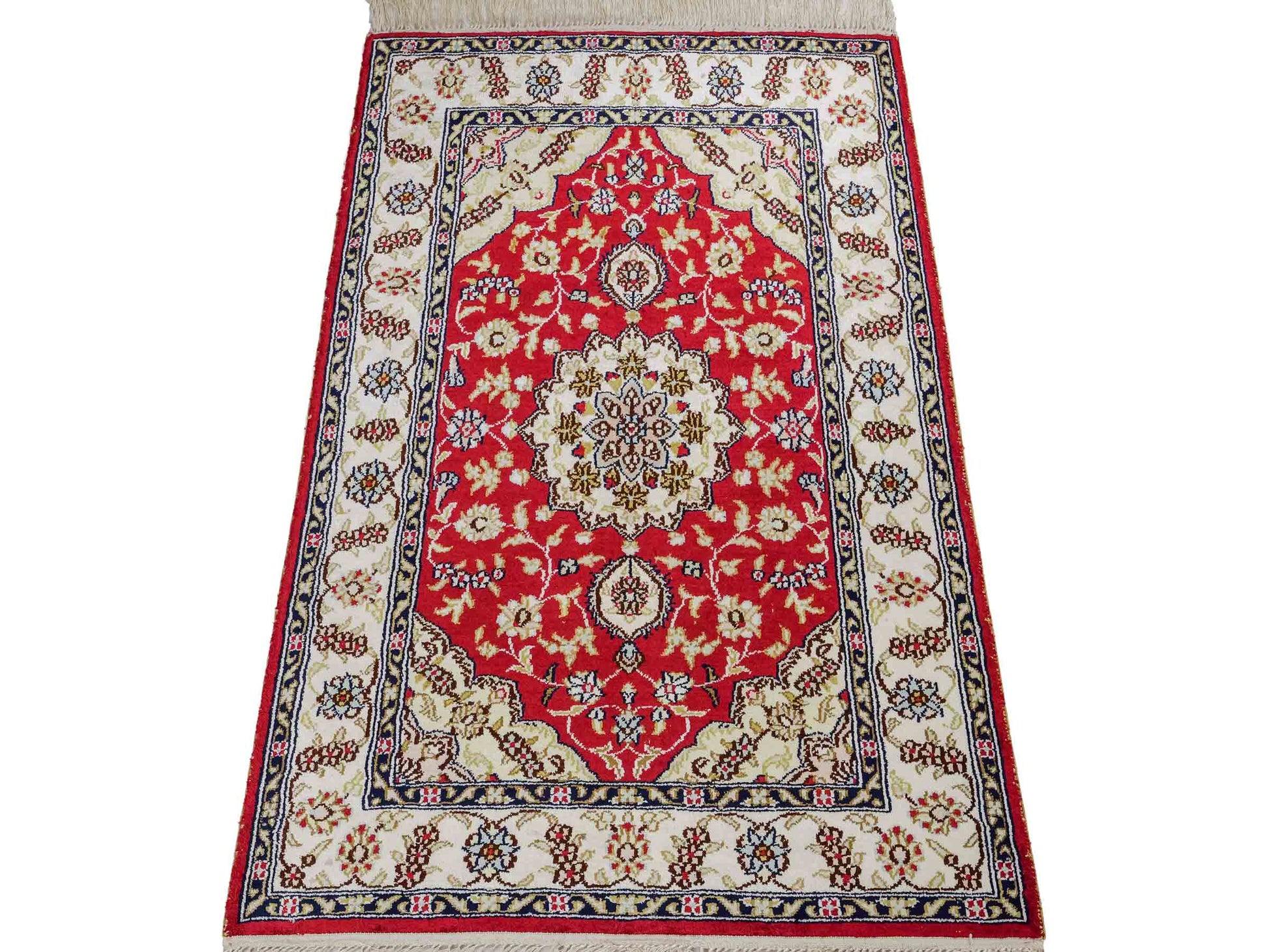 Sehr feiner, handgeknüpfter, chinesischer Orientteppich mit Ghom Design aus Kunstseide, rot, creme, weiß. 89x60 cm. Verkauf durch Jupiter Intl.