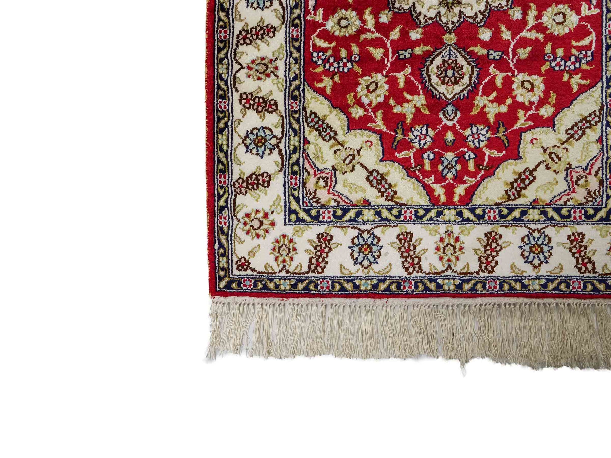 Sehr feiner, handgeknüpfter, chinesischer Orientteppich mit Ghom Design aus Kunstseide, rot, creme, weiß. 89x60 cm. Verkauf durch Jupiter Intl.