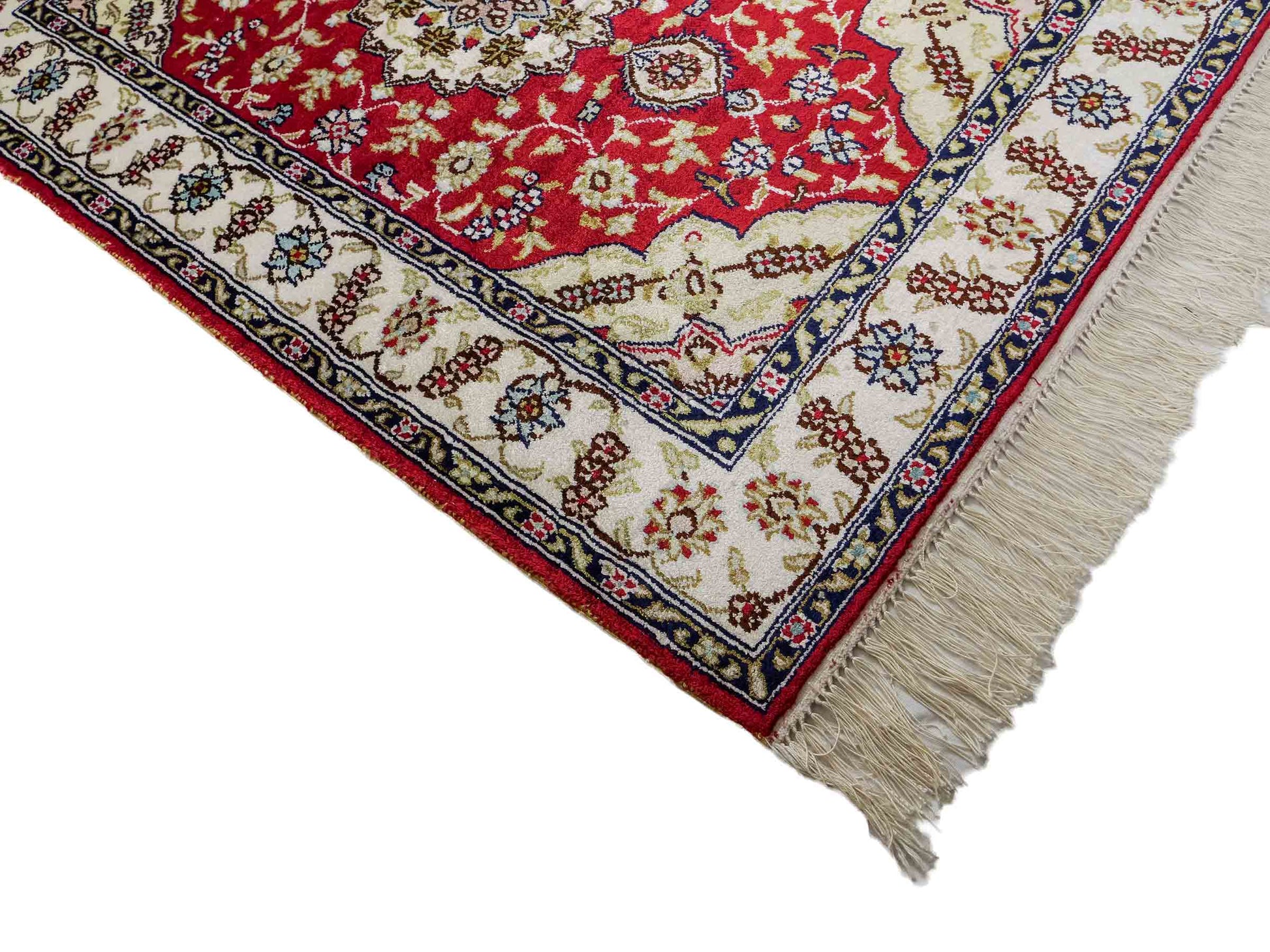 Sehr feiner, handgeknüpfter, chinesischer Orientteppich mit Ghom Design aus Kunstseide, rot, creme, weiß. 89x60 cm. Verkauf durch Jupiter Intl.