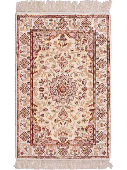 Feiner, handgeknüpfter, chinesischer Orientteppich mit Ghom Design aus Kunstseide, weiß, creme. 89x60 cm. Verkauf durch Jupiter Intl.
