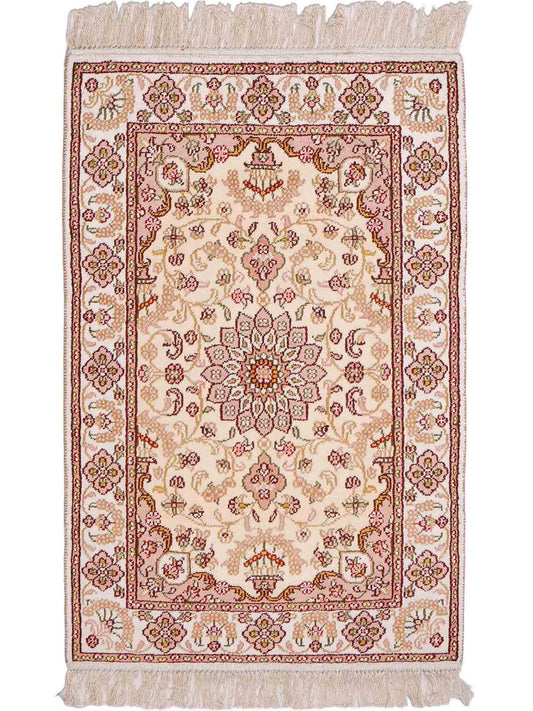 Feiner, handgeknüpfter, chinesischer Orientteppich mit Ghom Design aus Kunstseide, weiß, creme. 89x60 cm. Verkauf durch Jupiter Intl.