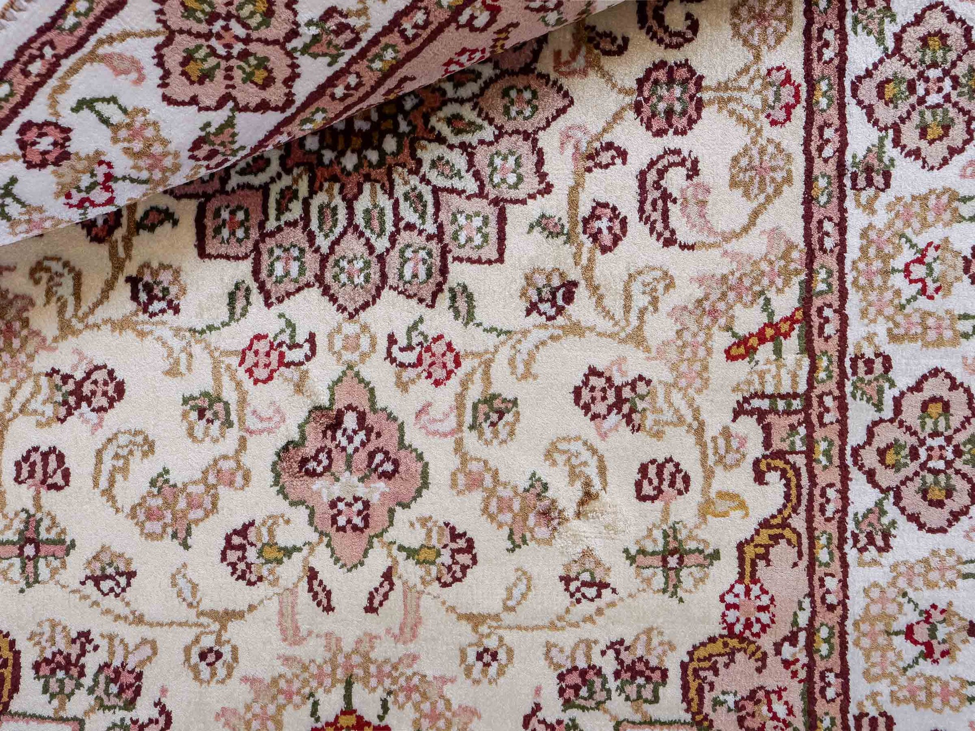 Feiner, handgeknüpfter, chinesischer Orientteppich mit Ghom Design aus Kunstseide, weiß, creme. 89x60 cm. Verkauf durch Jupiter Intl.