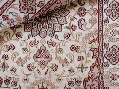 Feiner, handgeknüpfter, chinesischer Orientteppich mit Ghom Design aus Kunstseide, weiß, creme. 89x60 cm. Verkauf durch Jupiter Intl.