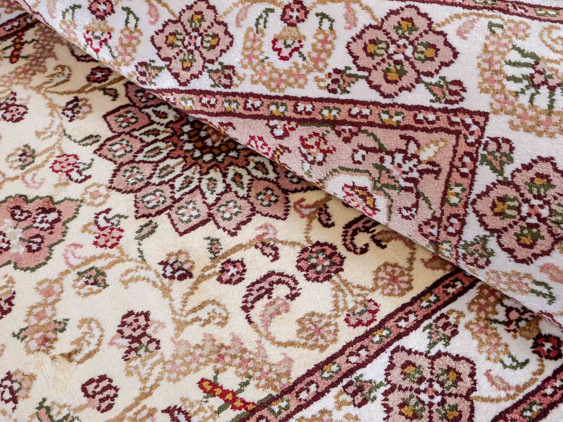 Feiner, handgeknüpfter, chinesischer Orientteppich mit Ghom Design aus Kunstseide, weiß, creme. 89x60 cm. Verkauf durch Jupiter Intl.