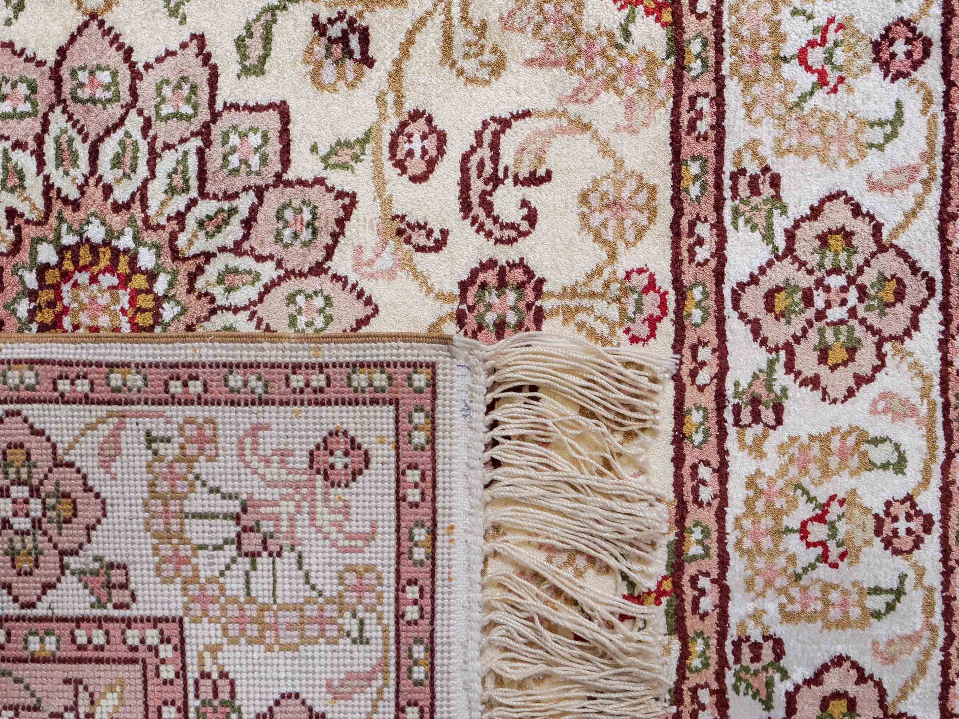 Feiner, handgeknüpfter, chinesischer Orientteppich mit Ghom Design aus Kunstseide, weiß, creme. 89x60 cm. Verkauf durch Jupiter Intl.