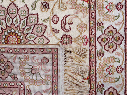 Feiner, handgeknüpfter, chinesischer Orientteppich mit Ghom Design aus Kunstseide, weiß, creme. 89x60 cm. Verkauf durch Jupiter Intl.