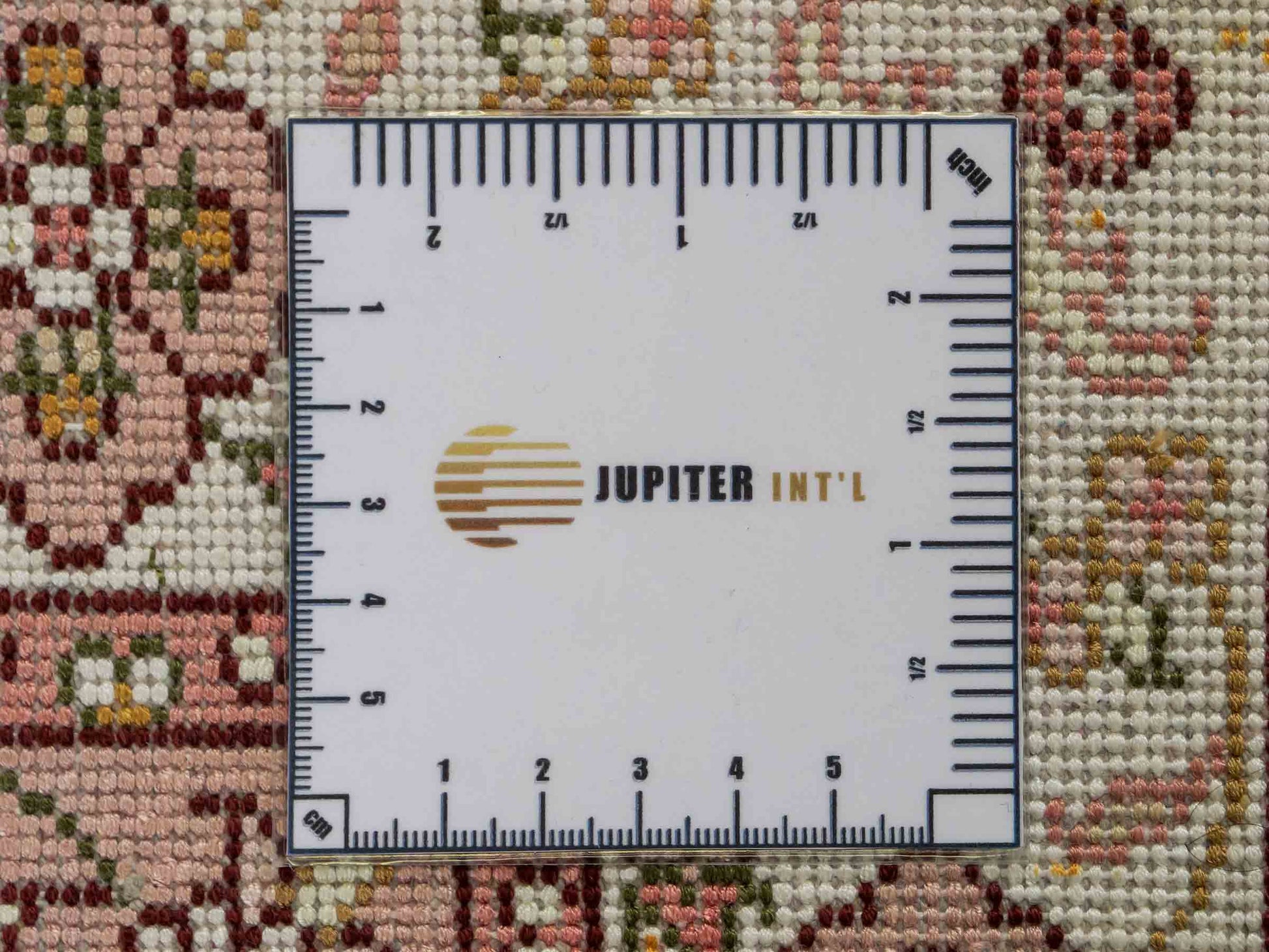 Feiner, handgeknüpfter, chinesischer Orientteppich mit Ghom Design aus Kunstseide, weiß, creme. 89x60 cm. Verkauf durch Jupiter Intl.
