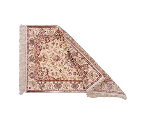 Feiner, handgeknüpfter, chinesischer Orientteppich mit Ghom Design aus Kunstseide, weiß, creme. 89x60 cm. Verkauf durch Jupiter Intl.