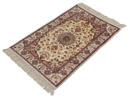 Feiner, handgeknüpfter, chinesischer Orientteppich mit Ghom Design aus Kunstseide, weiß, creme. 89x60 cm. Verkauf durch Jupiter Intl.