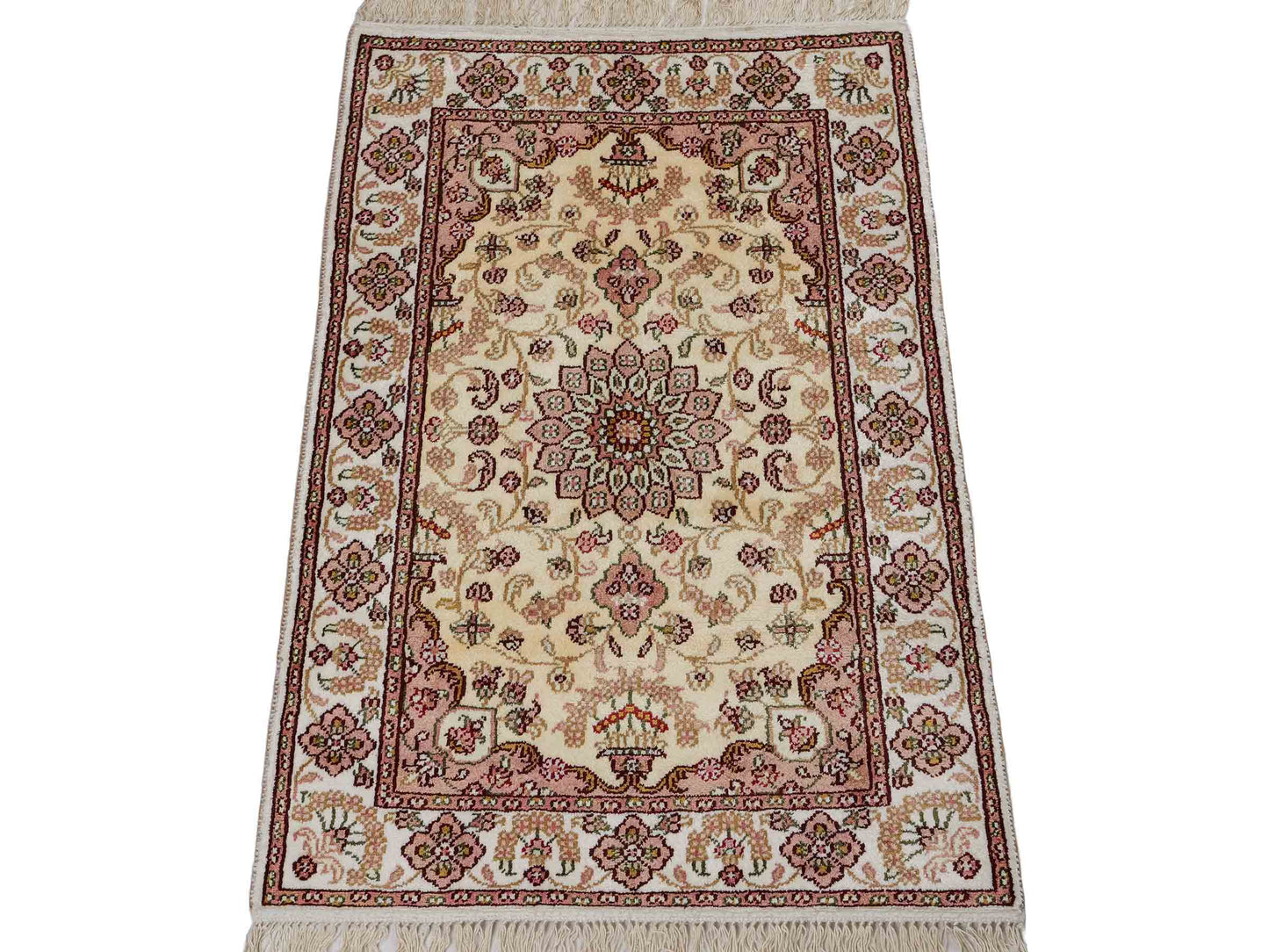 Feiner, handgeknüpfter, chinesischer Orientteppich mit Ghom Design aus Kunstseide, weiß, creme. 89x60 cm. Verkauf durch Jupiter Intl.